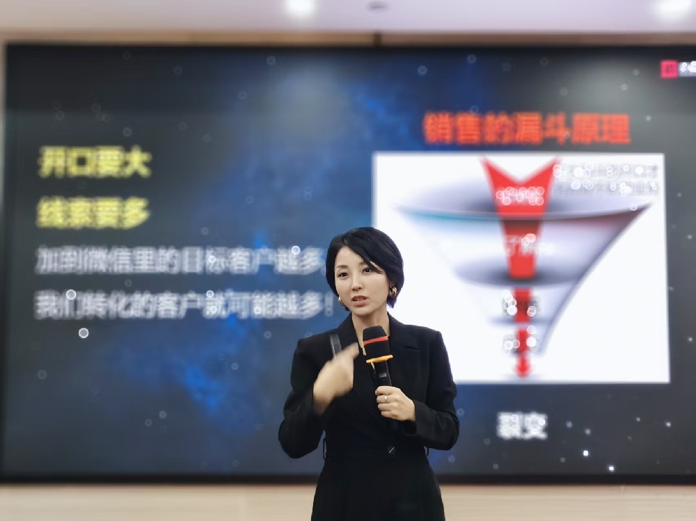 1769744989722459.jpg 52王菲桐老师讲课.jpg